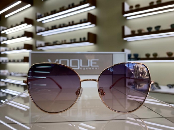 Syze V O G U E model VO 4255-S ngjyra rozë gold nga CHIC OPTIKA